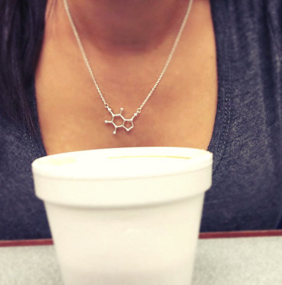 Collier en forme de molécule de caféine
