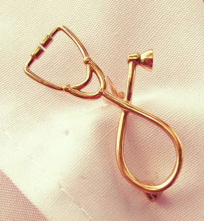 Broche pins idée cadeau pour infirmière