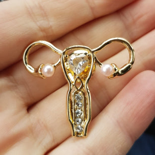 Broche en forme d'utérus pour femme
